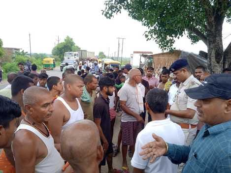रोते बिलखते परिजन रोते बिलखते परिजन