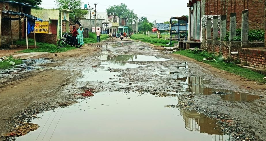 रविवार को हुई हल्की बारिश के दौरान खिरनीबाग चौराहे पर भीगी सड़कें। संवाद रविवार को हुई हल्की बारिश के दौरान खिरनीबाग चौराहे पर भीगी सड़कें। संवाद