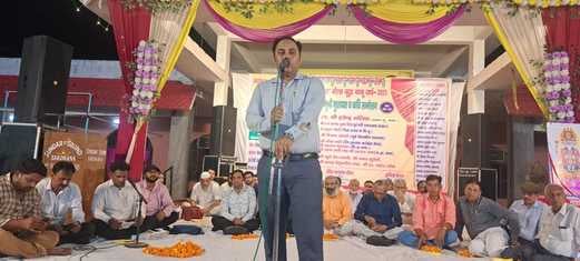 सरधना। ऐतिहासिक मेला बूढ़ा बाबू में गंगा जमुनी कवि सम्मेलन व मुशायरे में प्रस्तुति देता कवि। संव सरधना। ऐतिहासिक मेला बूढ़ा बाबू में गंगा जमुनी कवि सम्मेलन व मुशायरे में प्रस्तुति देता कवि। संव