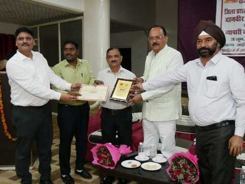 शाहजहांपुर में दानवीर भामाशाह की जयंती  पर उनके चित्र पर पुष्पांजलि अर्पित करते पदाधिकारी। स्र