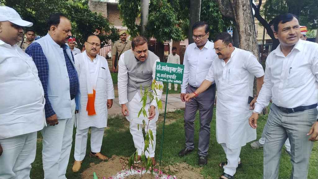 शाहजहांपुर में दैवीय आपदा प्रबंधन समिति की बैठक में बोलते सभापति अवनीश सिंह। स्रोत: सूचना विभाग