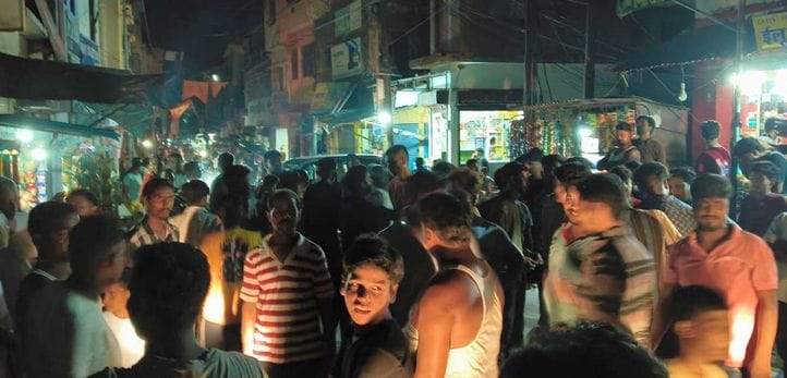 उझानी के विद्युत उपकेंद्र पर बिजली को लेकर हंगामा करते लोग व मौजूद पुलिस। संवाद