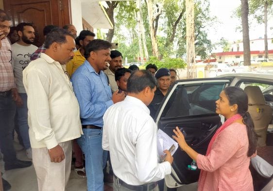 विकास भवन सभागार में विद्युत निगम के अधिकारियों के साथ बैठक करतीं एमडी रिया केजरीवाल। संवाद