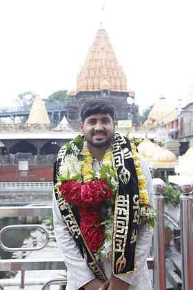 भारतीय क्रिकेटर यश ठाकुर ने किए दर्शन भारतीय क्रिकेटर यश ठाकुर ने किए दर्शन