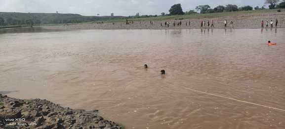नदी में बहे युवक की तलाश में जुटी सिविल डिफेंस की टीम। नदी में बहे युवक की तलाश में जुटी सिविल डिफेंस की टीम।