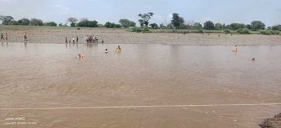 नदी में बहे युवक की तलाश में जुटी सिविल डिफेंस की टीम। नदी में बहे युवक की तलाश में जुटी सिविल डिफेंस की टीम।