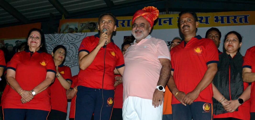 02.... अमर उजाला की ओर से फव्वारा पार्क में आयोजित योग शिविर में योग करते शहरवासी। संवाद