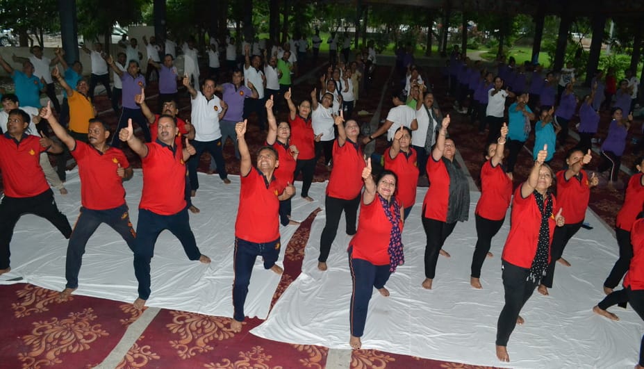 02.... अमर उजाला की ओर से फव्वारा पार्क में आयोजित योग शिविर में योग करते शहरवासी। संवाद