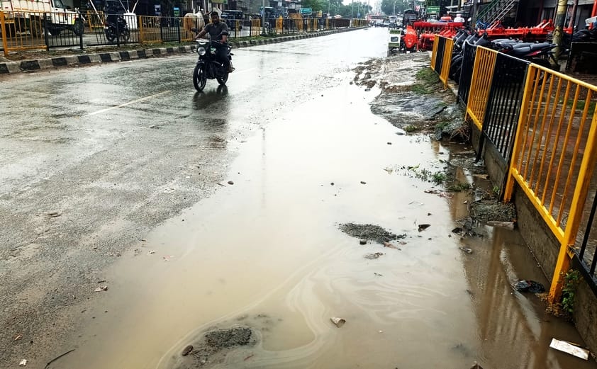 अल्हागंज में हुल्लापुर चौराहे पर बिछी इंटरलॉकिंग से हुई तीव्र ठोकर। संवाद अल्हागंज में हुल्लापुर चौराहे पर बिछी इंटरलॉकिंग से हुई तीव्र ठोकर। संवाद