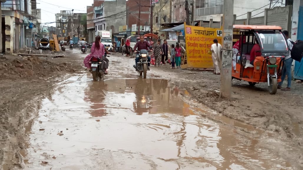 अंटा जेल रोड पर सड़क किनारे हुआ जलभराव। संवाद