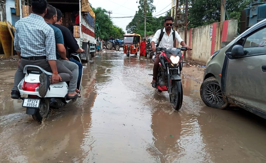 अंटा जेल रोड पर सड़क किनारे हुआ जलभराव। संवाद