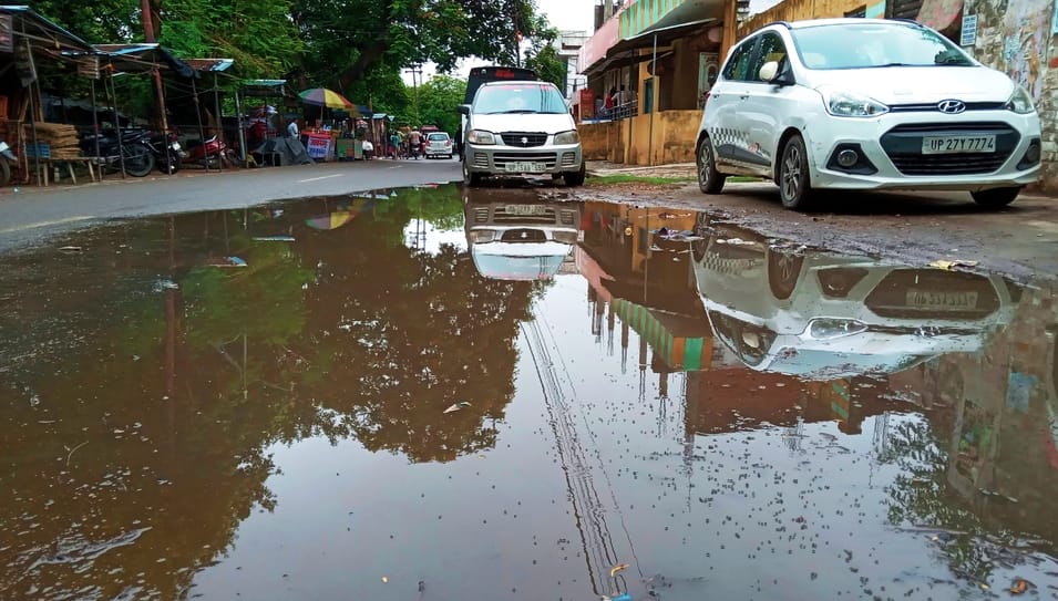 अंटा जेल रोड पर सड़क किनारे हुआ जलभराव। संवाद