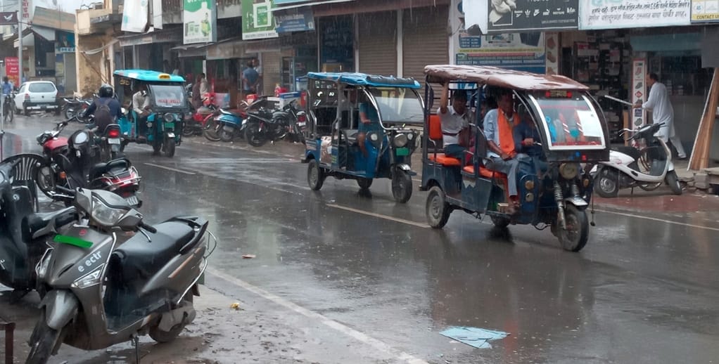 अंटा जेल रोड पर सड़क किनारे हुआ जलभराव। संवाद