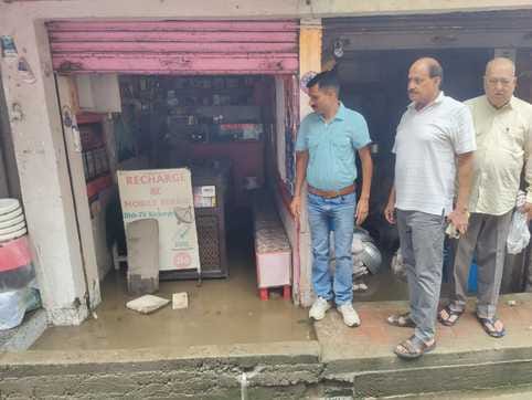 भलवानी के क्यारी गांव में पुली के बंद होने से सड़क का कीचड़युक्त पानी घरों में घूसने से बढ़ा खतरा।