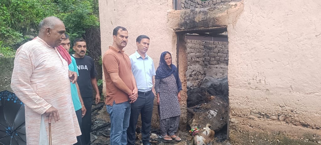 भलवानी के क्यारी गांव में पुली के बंद होने से सड़क का कीचड़युक्त पानी घरों में घूसने से बढ़ा खतरा।