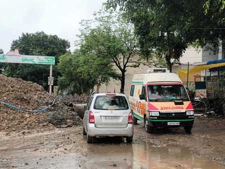 बारिश में बदहाल हुई सिक्किम में बलिदान हुए हवलदार लखविंदर सिंह के घर की सड़क स्रोत : ग्रामीण बारिश में बदहाल हुई सिक्किम में बलिदान हुए हवलदार लखविंदर सिंह के घर की सड़क स्रोत : ग्रामीण