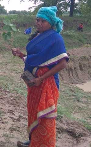 बड़ी गौहानी गांव के बाहर दो शव मिलने के बाद मौके पर जुटी भीड़ व जांच करती फोरेंसिक टीम-संवाद