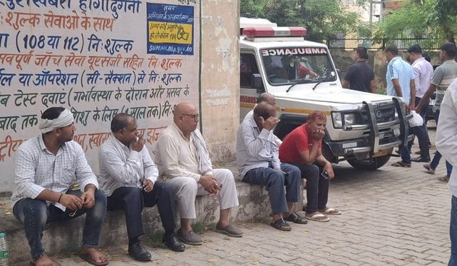 -फोटो 65 : परनाला गांव में व्यक्ति की हत्या के बाद बेखौफ युवक हथियार लहराते जाते हुए। स्रोत सीस -फोटो 65 : परनाला गांव में व्यक्ति की हत्या के बाद बेखौफ युवक हथियार लहराते जाते हुए। स्रोत सीस