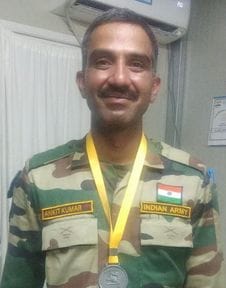 शहीद सतपाल  सिंह लांबा की वीरांगना उगंता देवी अपनी पुत्र वधु नीलम, पोते आरव तथा युवान के साथ श