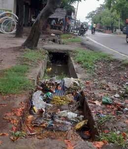 ग्राम कुशाही में जलभराव के बाद कीचड़ में निकलते बच्चे। संवाद ग्राम कुशाही में जलभराव के बाद कीचड़ में निकलते बच्चे। संवाद