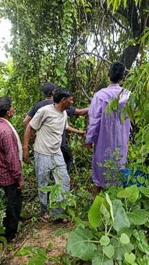 घुंघचाई क्षेत्र में बिजली लाइन की खराबी सही करते कर्मचारी स्रोत : कर्मी घुंघचाई क्षेत्र में बिजली लाइन की खराबी सही करते कर्मचारी स्रोत : कर्मी