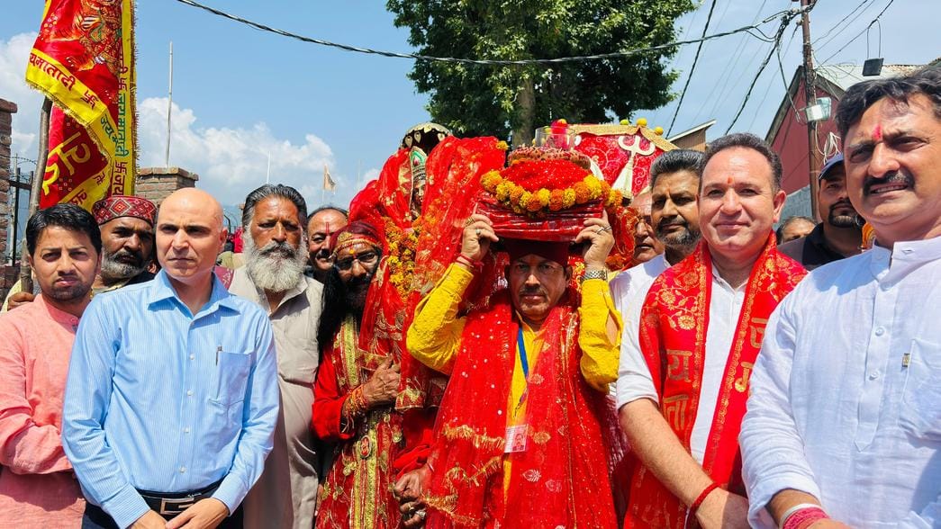 हुद माता यात्रा में शामिल श्रद्धालु।