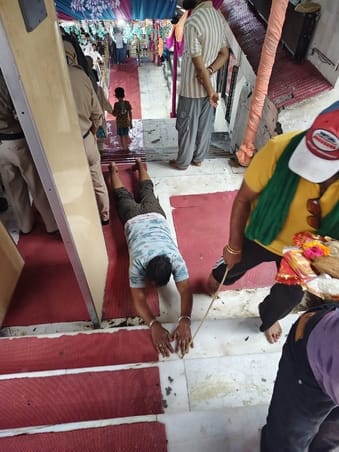 ज्वालामुखी मंदिर में दंडवत होते हुए दर्शनों को पहुंचे श्रद्धालु । संवाद ज्वालामुखी मंदिर में दंडवत होते हुए दर्शनों को पहुंचे श्रद्धालु । संवाद