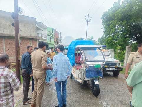 कार की टक्कर के बाद टूटी दीवार। संवाद कार की टक्कर के बाद टूटी दीवार। संवाद
