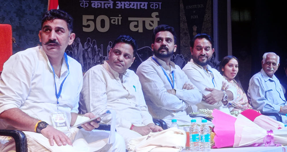 कुरुक्षेत्र। माॅक संसद की कार्रवाई के दौरान अपना पक्ष रखते युवा सांसद। संवाद