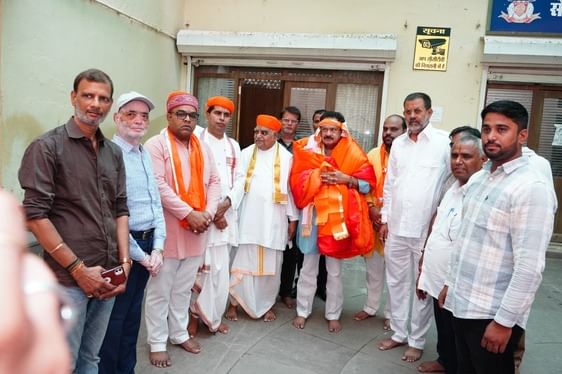 केंद्रीय राज्य मंत्री एसपी सिंह बघेल ने श्रीनाथजी  दर्शन के बाद मंदिर अधिकारी सुधाकर शास्त्री द