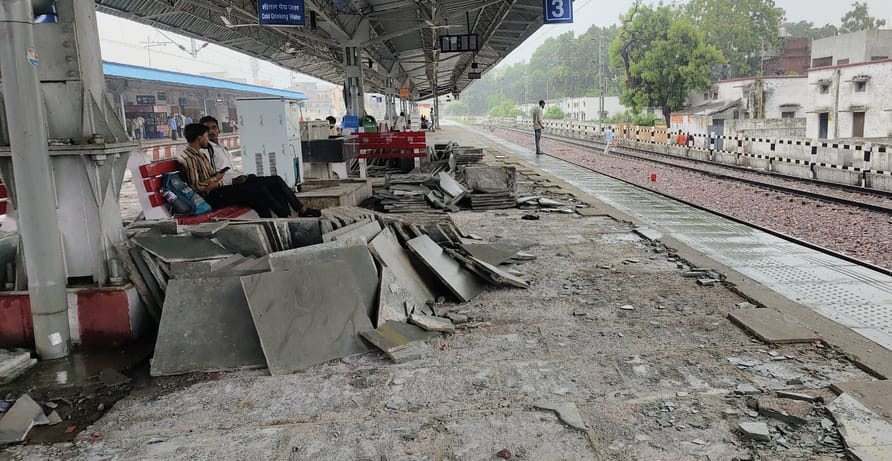 लखीमपुर रेलवे स्टेशन के दो नंबर प्लेटफार्म पर लगाया जा रहा ग्रेनाइट। संवाद लखीमपुर रेलवे स्टेशन के दो नंबर प्लेटफार्म पर लगाया जा रहा ग्रेनाइट। संवाद