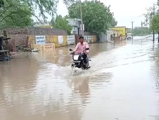 मानसून की मेहरबानी से खेत लबालब, जलभराव से जनजीवन बेहाल मानसून की मेहरबानी से खेत लबालब, जलभराव से जनजीवन बेहाल