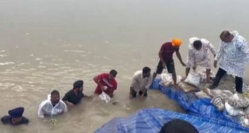 पलिया में अतरिया रेलवे क्राॅसिंग के पास चल रहे कार्य के दौरान मौजूद लोग। स्रोत : जागरूक पाठक पलिया में अतरिया रेलवे क्राॅसिंग के पास चल रहे कार्य के दौरान मौजूद लोग। स्रोत : जागरूक पाठक