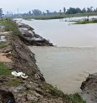 पलिया में अतरिया रेलवे क्राॅसिंग के पास चल रहे कार्य के दौरान मौजूद लोग। स्रोत : जागरूक पाठक पलिया में अतरिया रेलवे क्राॅसिंग के पास चल रहे कार्य के दौरान मौजूद लोग। स्रोत : जागरूक पाठक
