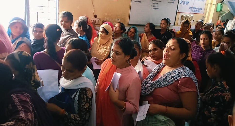 राजकीय मेडिकल कॉलेज की ओपीडी में फिजिशियन कक्ष के बाहर लगी मरीजों की लाइन। संवाद