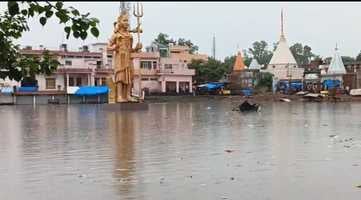 सोमवार को हो रही तेज बारिश में भीगती हुई जाती युवतियां। संवाद