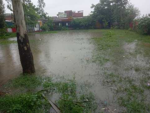 संपूर्णानगर थाने में पानी से होकर गुजरता ग्रामीण। संवाद