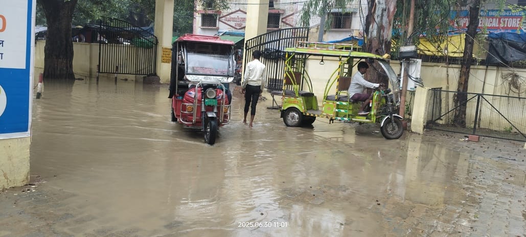 संपूर्णानगर थाने में पानी से होकर गुजरता ग्रामीण। संवाद