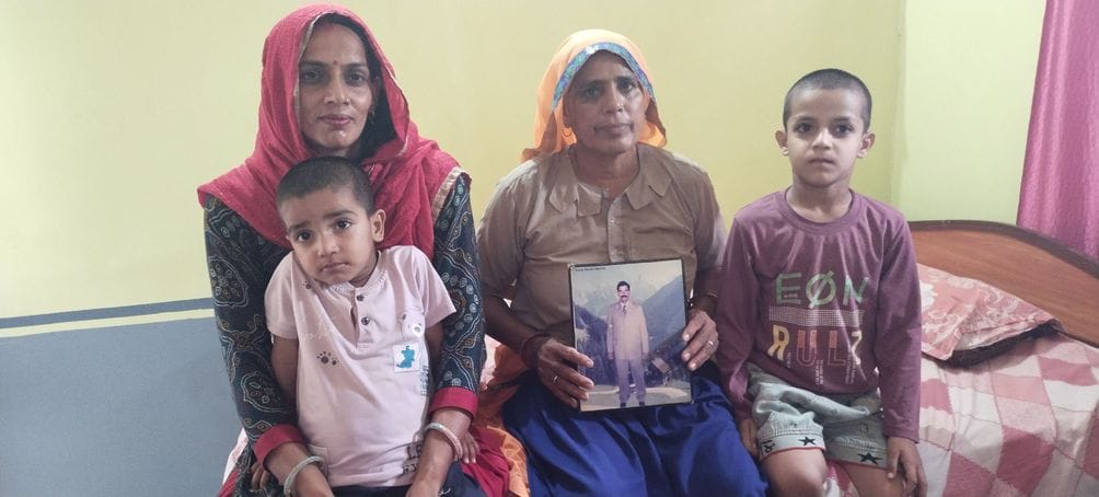 शहीद सतपाल  सिंह लांबा की वीरांगना उगंता देवी अपनी पुत्र वधु नीलम, पोते आरव तथा युवान के साथ श