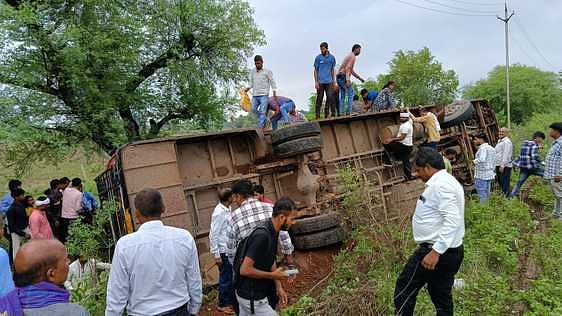 विजय ट्रेवल्स की बस पलटी (फोटो:अमर उजाला)