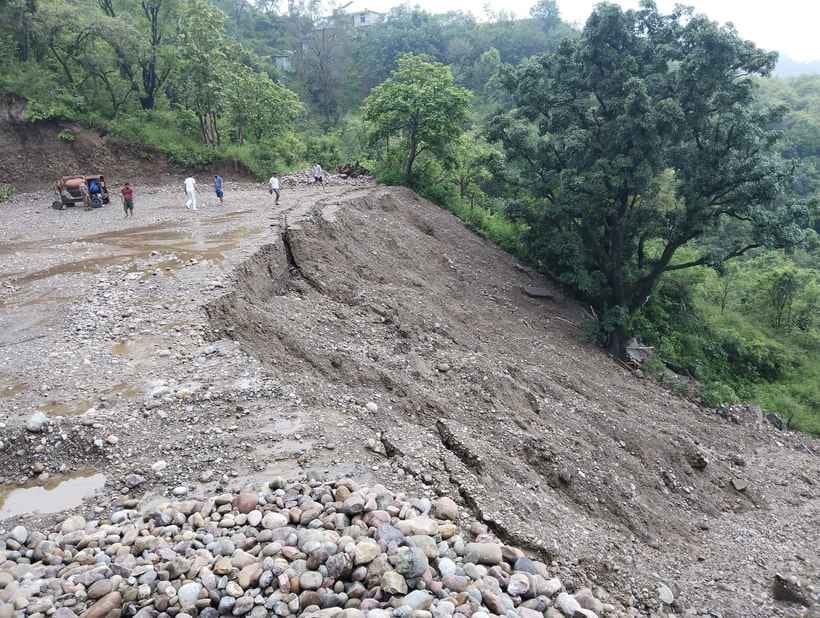 वरोहा में बिजली का पोल टूटने से टूटी बिजली की तारें। स्रोत : जागरूक पाठक
