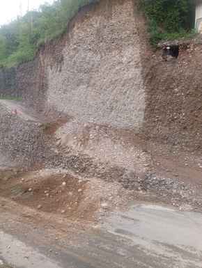 वरोहा में बिजली का पोल टूटने से टूटी बिजली की तारें। स्रोत : जागरूक पाठक