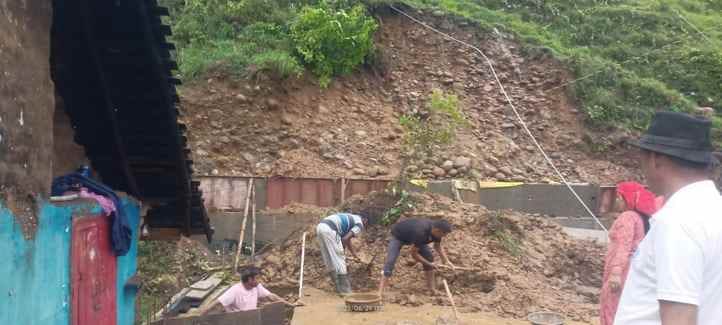 वरोहा में बिजली का पोल टूटने से टूटी बिजली की तारें। स्रोत : जागरूक पाठक