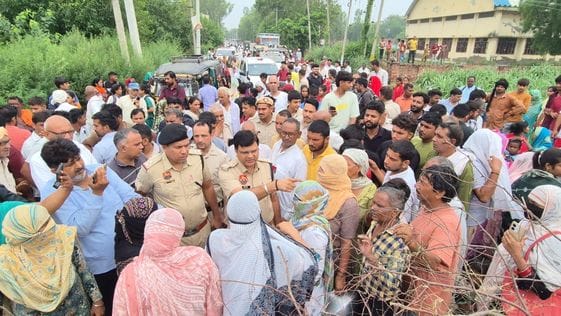 फोटो 12: सोनीपत के गांव खानपुर कलां में गोहाना-गन्नौर मार्ग के बीच में खड़ा किया गया ट्रैक्टर व