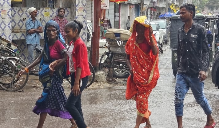 मंगलवार सुबह तेज धूप में सिर पर कपड़ा रखकर जाती युवतियां। संवाद
