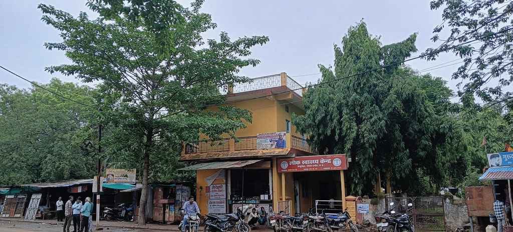 मरीजों का इलाज करते डाक्टर