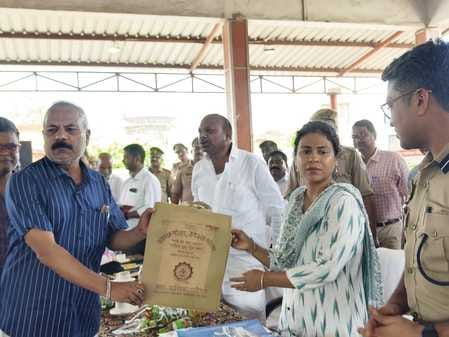 नगर पालिका परिषद द्वारा पंपिंग सेट से निकलवाया जा रहा, मिल डायवर्जन मार्ग पर भरा पानी। स्रोत : 