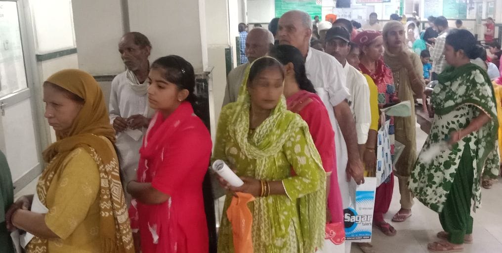 नागरिक अस्पताल के ओपीडी में हॉल में अपनी बारी आने का इंतजार करते मरीज। संवाद नागरिक अस्पताल के ओपीडी में हॉल में अपनी बारी आने का इंतजार करते मरीज। संवाद