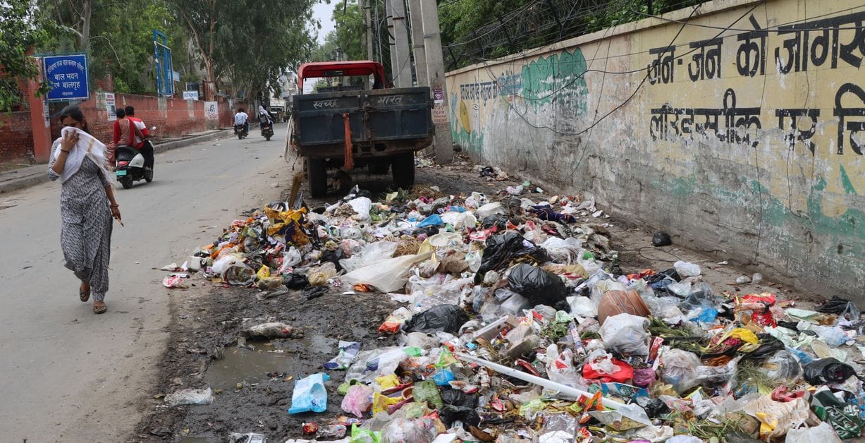दिल्ली रोड पर खुले में पड़ा कूड़ा व वहां से गुजरते वाहन। संवाद