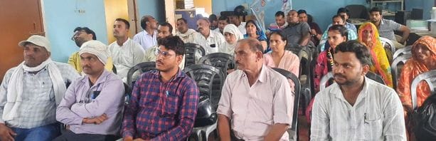 वजीरगंज के प्राथमिक विद्यालय में विरोध जताते अभिभावक। संवाद वजीरगंज के प्राथमिक विद्यालय में विरोध जताते अभिभावक। संवाद